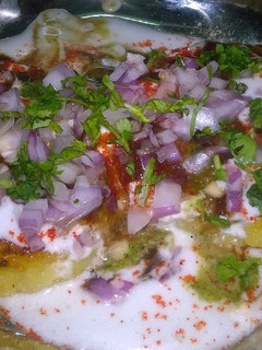 आलू टिक्की चाट (Aloo tikki chaat recipe in Hindi) रेसिपी मुख्य फोटो