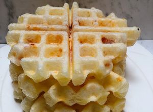 Una foto de Domingo de Waffles de pan de bono saludables con queso de almendra y bocadillo 😜
