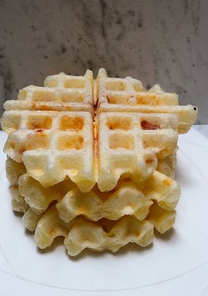 Una foto de Domingo de Waffles de pan de bono saludables con queso de almendra y bocadillo 😜