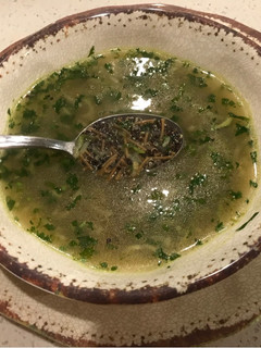 Una foto de Sopa de cubitos con quinoa negra y fideos tostados
