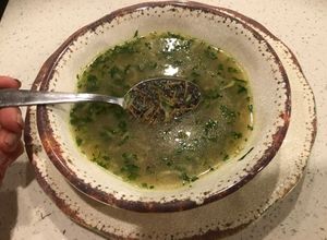 Una foto de Sopa de cubitos con quinoa negra y fideos tostados