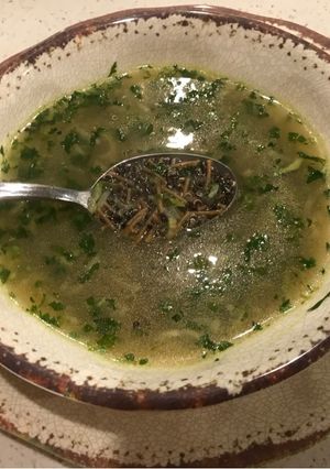 Una foto de Sopa de cubitos con quinoa negra y fideos tostados