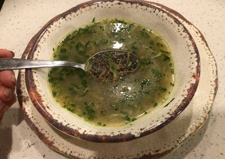 Sopa de cubitos con quinoa negra y fideos tostados