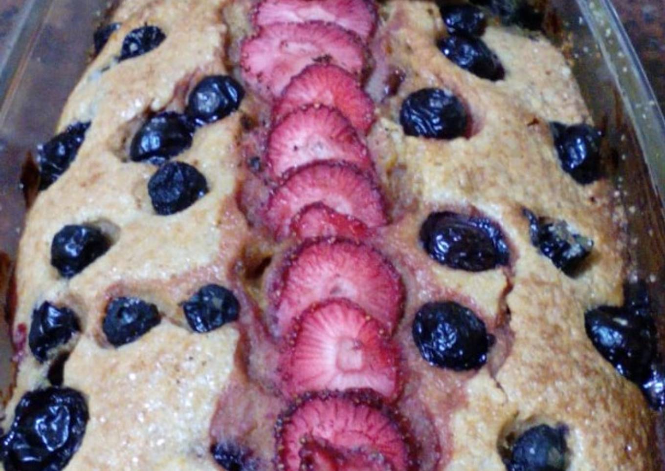 Budín de limón con arándanos y frutillas
