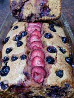 Una foto de Budín de limón con arándanos y frutillas