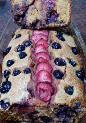 Una foto de Budín de limón con arándanos y frutillas