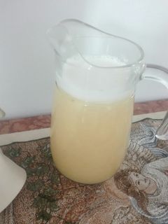 Una foto de Agua fresca de naranja con guayaba