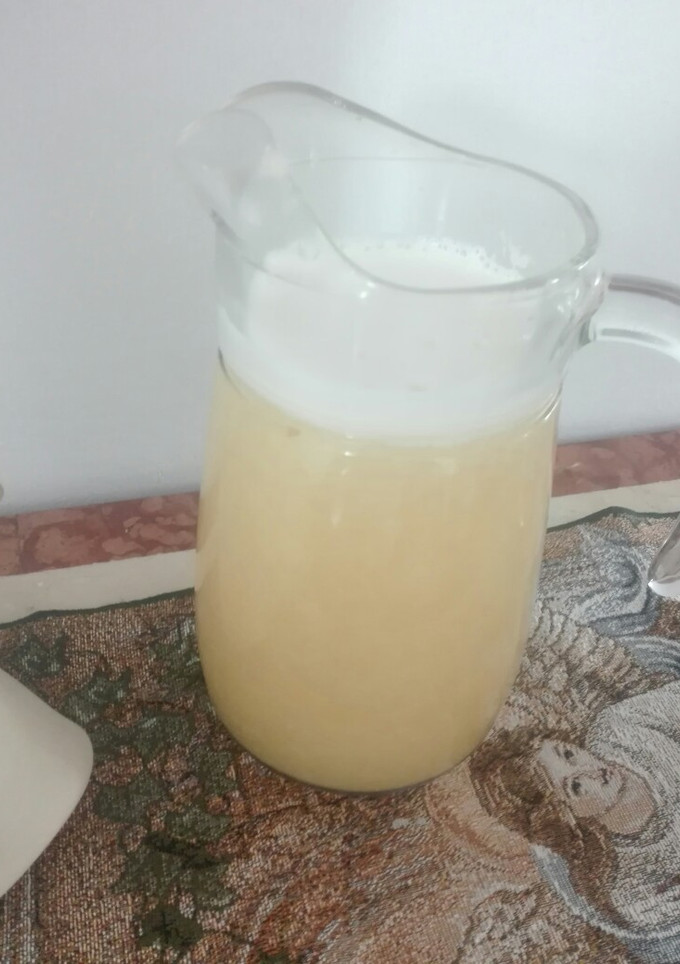 Una foto de Agua fresca de naranja con guayaba