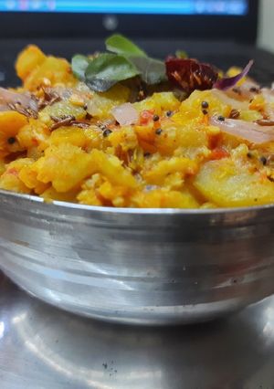 சுரைக்காய் கூட்டு (Suraikkai kootu recipe in tamil) செய்முறை முக்கிய புகைப்படம்