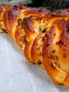 Una foto de Trenza de brioche con almíbar de anís y pistachos