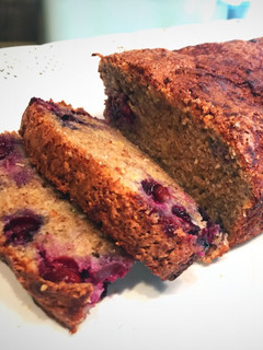 Una foto de Budín de banana y arándanos integral, saludable y light. Sin azúcar ni manteca