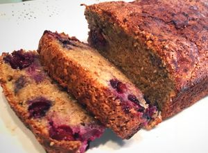Una foto de Budín de banana y arándanos integral, saludable y light. Sin azúcar ni manteca