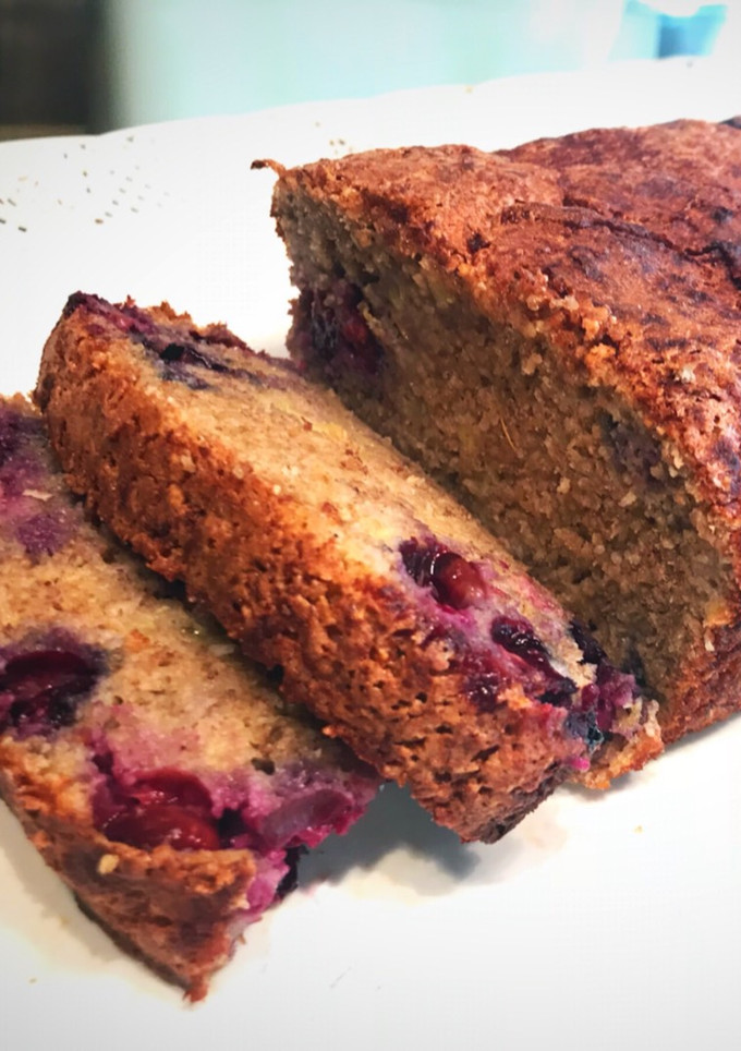 Una foto de Budín de banana y arándanos integral, saludable y light. Sin azúcar ni manteca