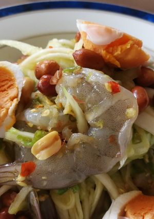 รูปของ ตำมะม่วงกุ้งสดไข่เค็ม