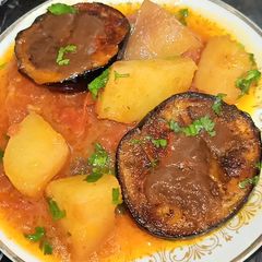 A picture of Aloo bengan ka salan.