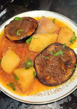 A picture of Aloo bengan ka salan.