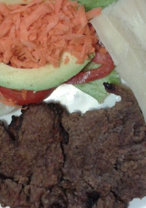 Una foto de Bisteck con yuca y ensalada (muy sencillo)