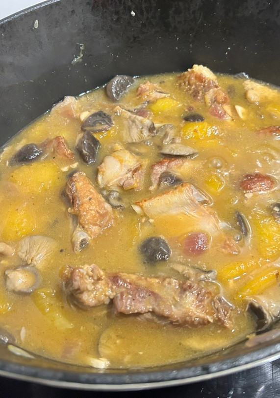 Una foto de Costillas con calabaza y setas de cardo