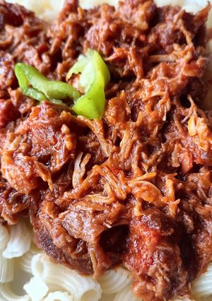 Kolbászos tépett pörkölt recept fotója