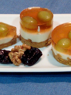 Foto principal de Tarta de queso y chocolate blanco con uvas y gelatina de moscatel