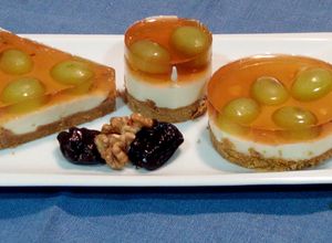 Una foto de Tarta de queso y chocolate blanco con uvas y gelatina de moscatel