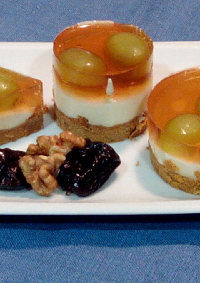 Una foto de Tarta de queso y chocolate blanco con uvas y gelatina de moscatel