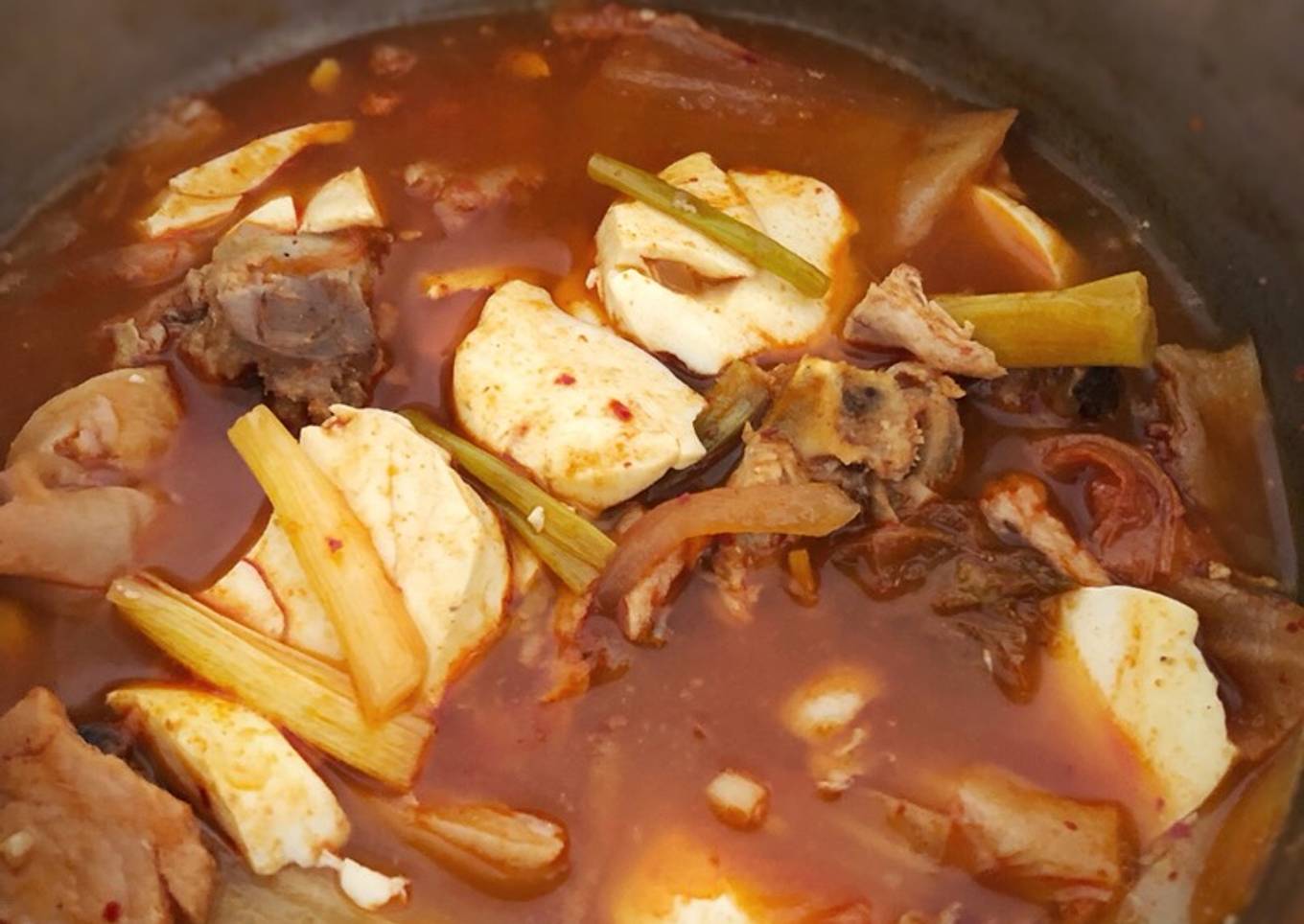 Sup Korea kimchi and tofu Praktis (Kimchi Jjigae)
