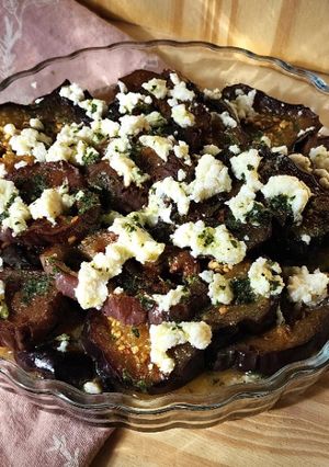 Una foto de 🍆 Berenjenas grilladas con ricotta y aliño de hierbas frescas 🍆