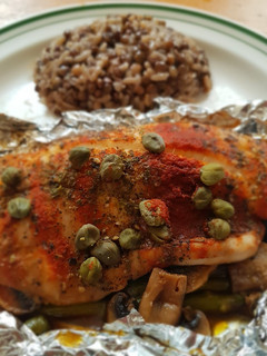 Una foto de Filete de pescado empapelado con espárragos y champiñones