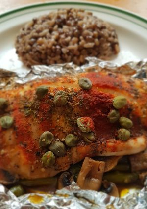Una foto de Filete de pescado empapelado con espárragos y champiñones