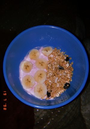 Una foto de Yogurt con granola y banana