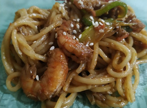 Una foto de Spaghetti con verduras y camarones