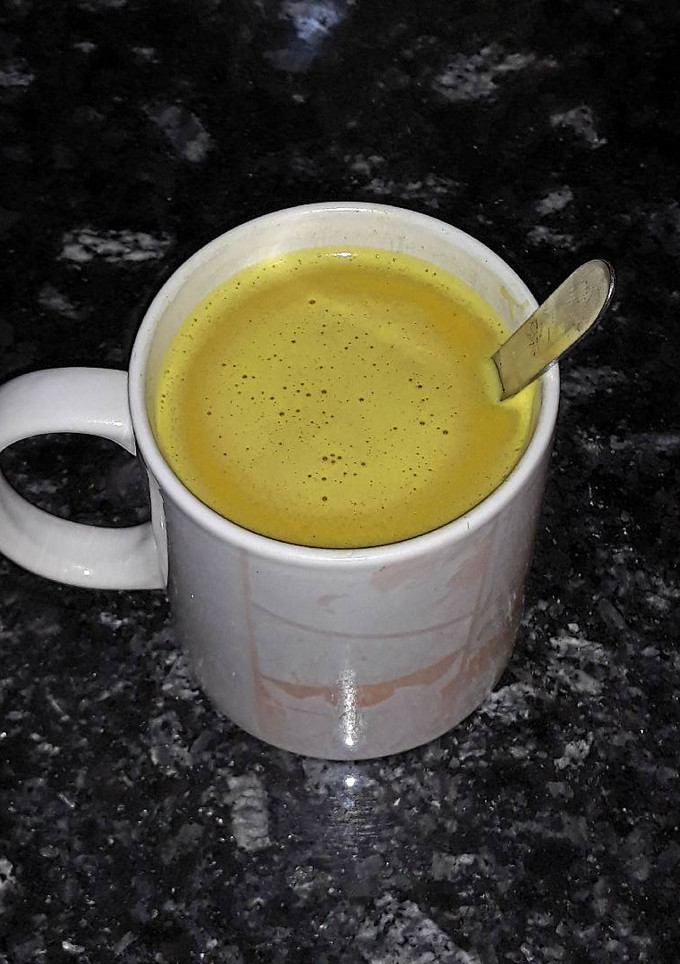 Una foto de Leche amarilla