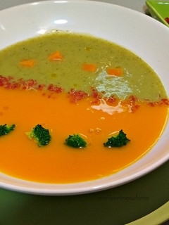 Una foto de Crema de calabaza y brécol