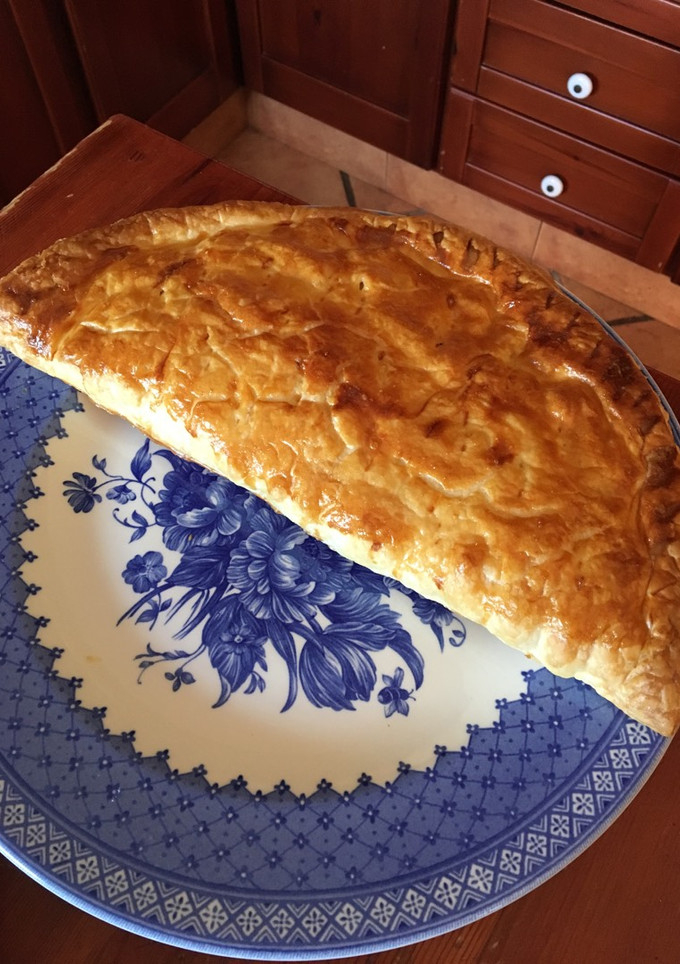 Una foto de Empanada de bacon y queso brie
