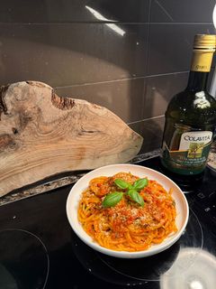 A picture of 1 pot tomato pasta 🍝.