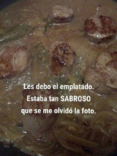 Una foto de Medallones de res con salsa de cebolla