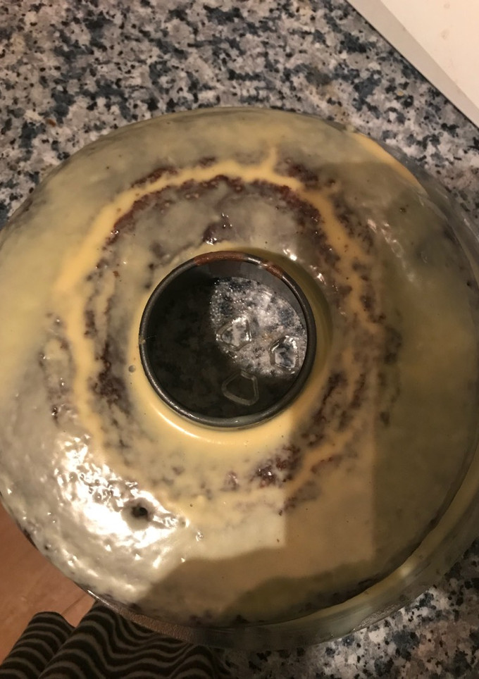 Una foto de Bizcocho de chocolate bañado con chocolate blanco