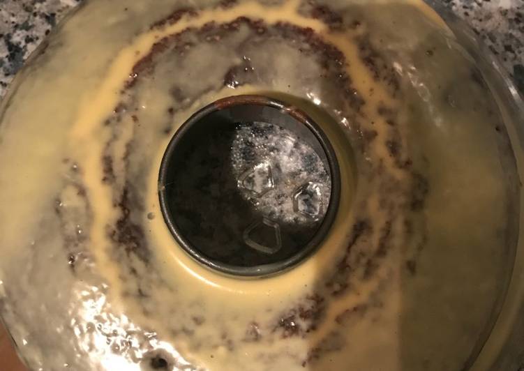 Bizcocho de chocolate bañado con chocolate blanco