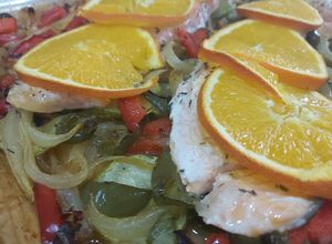 Foto principal de Salmón A LA NARANJA🍊🍊 al horno con un fondo de verduras