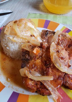 Una foto de Chuletas de cerdo a la cerveza y salsa de tomate