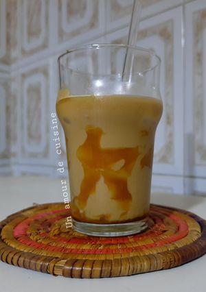 Une photo de Café au lait et caramel beurre salé glacé maison ☕🥛🧊