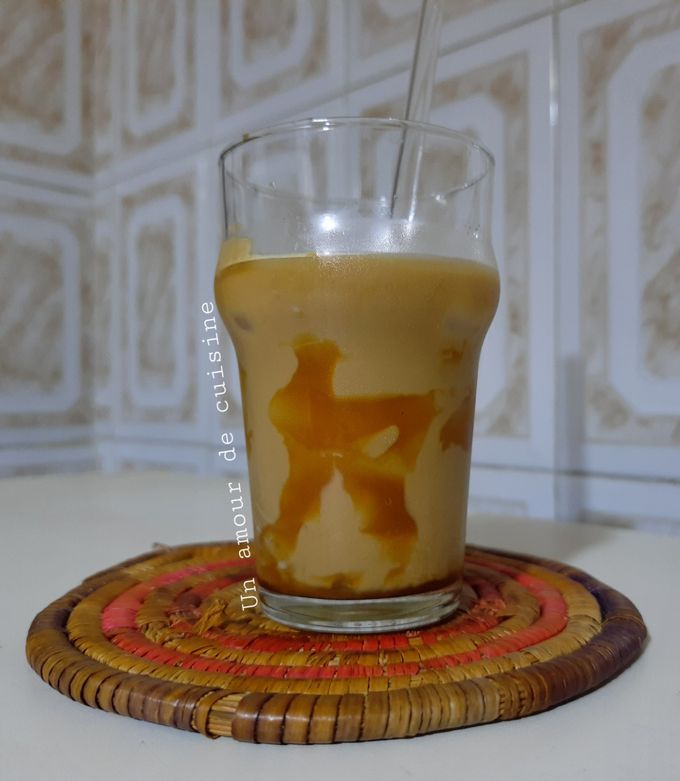 Une photo de Café au lait et caramel beurre salé glacé maison ☕🥛🧊