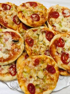 صورة لوصفة ميني بيتزا بالدجاج والخضروات 🍕🥤