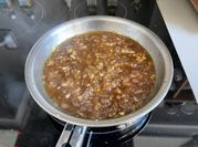 Una foto de chutney de manzana y cebolla