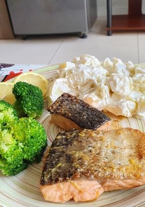 Una foto de Salmón a la mantequilla y limón