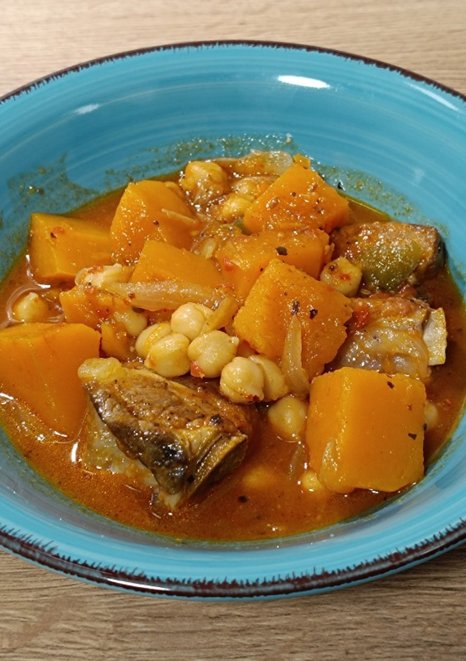 Una foto de Calabaza con costillas y garbanzos