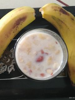 બનાના શેક (Banana Shake Recipe In Gujarati) રેસીપી મુખ્ય ફોટો