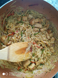 Una foto de Thai Curry con verdura y pollo