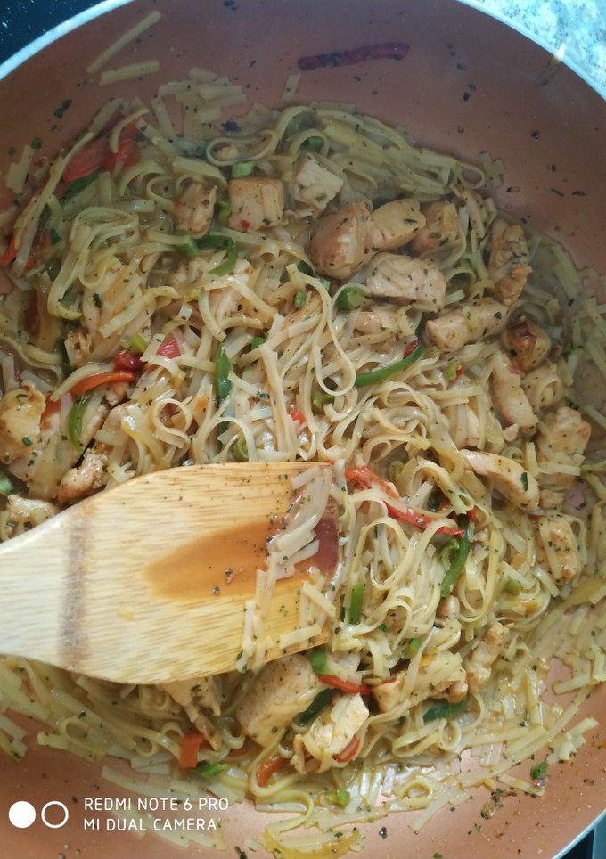 Una foto de Thai Curry con verdura y pollo